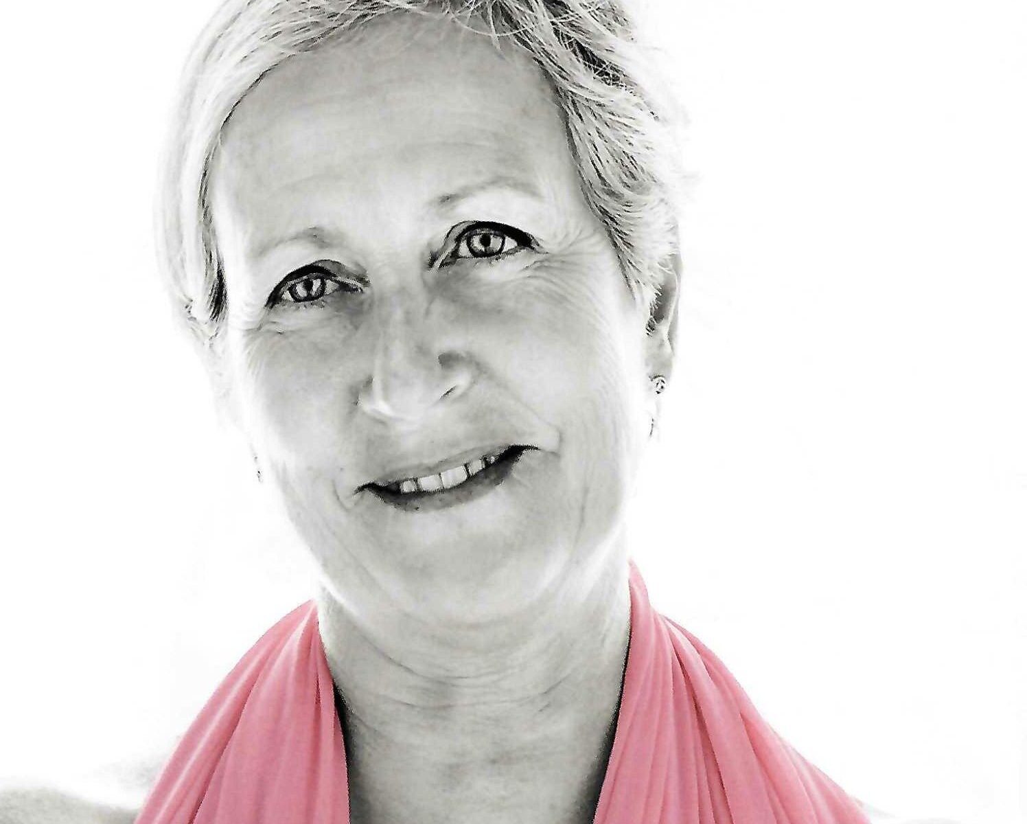 Eine Portraitfotografie aus der Ausstellung Emotionen in Rosa © Soroptimist International Switzerland