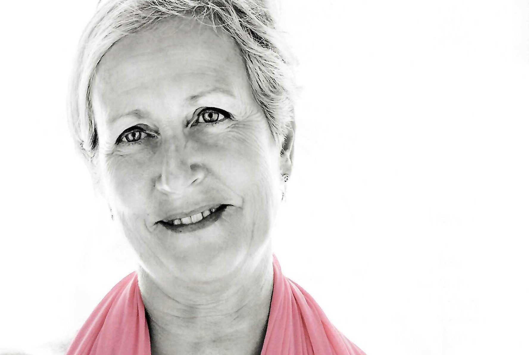 Eine Portraitfotografie aus der Ausstellung Emotionen in Rosa © Soroptimist International Switzerland