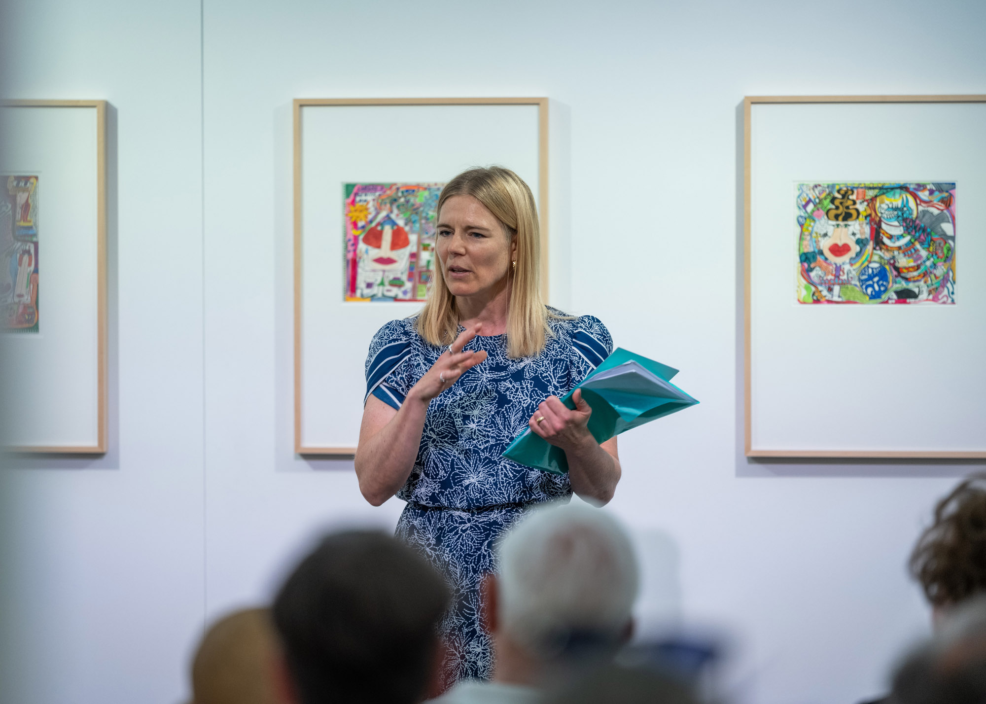 Führung durch eine Ausstellung im open art museum, St.Gallen